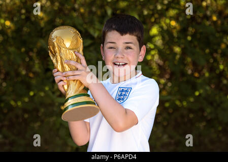 Il bambino gioca con la World Cup in Inghilterra jersey Foto Stock