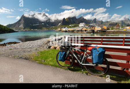 Ciclo Touring parcheggiato fino a Reine, Isole Lofoten in Norvegia. Foto Stock