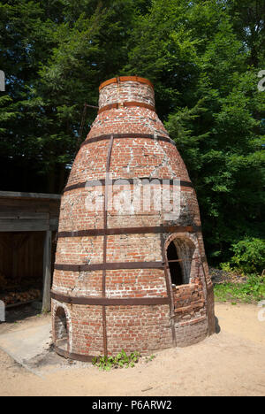 Il vecchio forno di ceramiche di Old Sturbridge Village, Sturbridge, Contea di Worcester, Massachusetts, STATI UNITI D'AMERICA Foto Stock