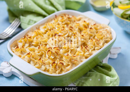 Casseruola con salmone, patate, asparagi, piselli e salsa cremosa Foto Stock