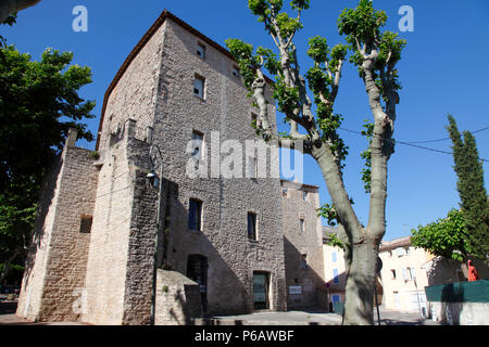 Francia, Provence Alpes Côte d'Azur, dipartimento Bouches du Rhone (13), Trets (Aix en Provence area) remparts castle Foto Stock
