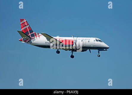 Loganair Saab 340 G-LGNC decollo dall'aeroporto di Inverness su di esso il volo giornaliero a Stornoway nelle Ebridi Esterne. Foto Stock