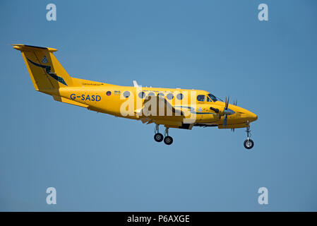 Scottish Air Ambulance avvicinando l'aeroporto di Inverness su un volo di emergenza verso il basso dalle isole di Orkney. Foto Stock