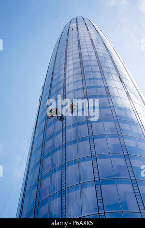 Londra. Blackfriars. Detergenti per finestre calata lungo il lato di un edificio di nuova costruzione pulizia dei vetri Foto Stock