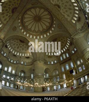 La Turchia. Istanbul. La Moschea Blu o la Moschea del Sultano Ahmed,. Costruito dal 1609 al 1616. Da Sedefkar Mehmed Agha (1540-1617). Sala di Preghiera. Foto Stock