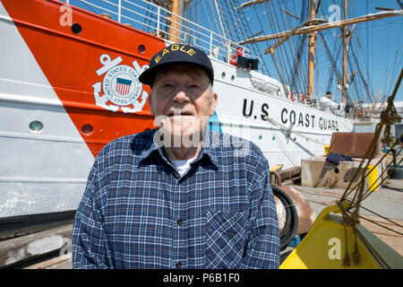 Jim Briggs, uno dei primi membri dell'equipaggio americano sul Coast Guard Barque Eagle, posa per una foto nella parte anteriore di U.S. Coast Guard Barque Eagle a Baltimora Venerdì, 15 aprile 2016. Briggs era di stanza a bordo l'Aquila dal 1947-1950. (U.S. Coast Guard foto di Sottufficiali di terza classe Jasmine Mieszala) Foto Stock