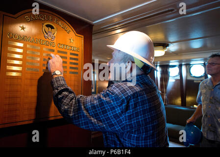 Jim Briggs, uno dei primi membri dell'equipaggio americano sul Coast Guard Barque Eagle, punti per i nomi degli ex i comandanti ha lavorato durante il suo tempo su eagle Venerdì, 15 aprile 2016. Briggs era di stanza a bordo l'Aquila dal 1947-1950. (U.S. Coast Guard foto di Sottufficiali di terza classe Jasmine Mieszala) Foto Stock