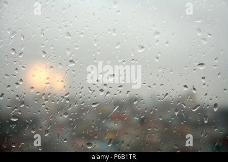 Immagine ravvicinata di gocce di pioggia sulla finestra Foto Stock