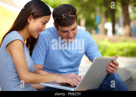 Maschio caucasico studenti del college per studiare insieme con asian studentessa Foto Stock