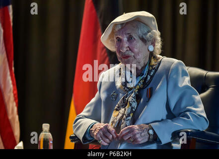 La sig.ra Selma Van de Perre, 92-anno-vecchio superstite dell' Olocausto, parla agli aviatori e le loro famiglie durante un olocausto ricordo evento tenutosi a Ramstein Air Base, Germania, 6 maggio 2016. Centinaia di persone hanno partecipato alla manifestazione dove Van de Perre ha raccontato la sua storia di come lei era una parte del movimento di resistenza contro i nazisti durante la Seconda Guerra Mondiale e infine sopravvissuto ad un campo di concentramento. (U.S. Air Force foto/Tech Sgt. Sara Keller) Foto Stock