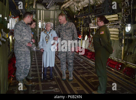 La sig.ra Selma Van de Perre, 92-anno-vecchio superstite dell' Olocausto, tours all'interno di C-130J Super Hercules a Ramstein Air Base, Germania, 6 maggio 2016. Van de Perre, ha preso un tour di base dopo lo ha raccontato la sua storia di sopravvivenza durante il 2016 Olocausto ricordo evento. (U.S. Air Force foto/Tech Sgt. Sara Keller) Foto Stock