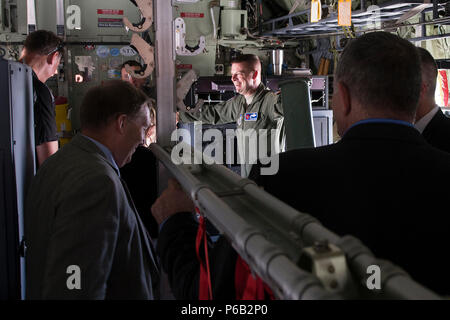 Col. Frank Amodeo, 403Wing Commander, dà un tour di un WC-130J Hercules durante l'Hurricane Tour di sensibilizzazione presso l'Aeroporto Internazionale di San Antonio Maggio, 16, 2016. Il WC-130J la missione primaria è la caccia di uragano, ma è anche utilizzato per le funzioni di base del carico e scopi di medicina aeronautica durante il off-season. Foto Stock