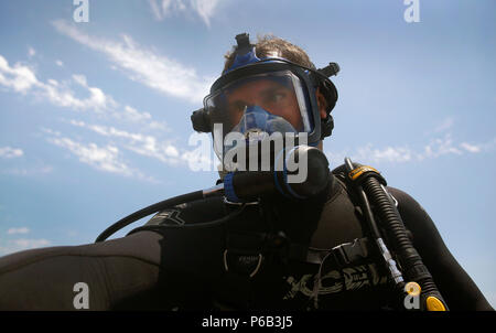 Un U.S. Pattuglia di Confine BORSTAR sub effettua i suoi controlli finali prima di fare un rullo posteriore dal lato di un sicuro barca durante una ricerca e formazione di recupero esercizio in Panama City, Fla., 25 maggio 2016. Il CBP Foto di Glenn Fawcett Foto Stock