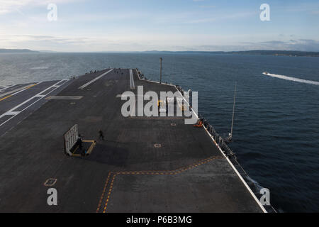 161006-N-GZ947-051 Puget Sound, nello Stato di Washington (Ott. 6, 2016) USS John C. Stennis (CVN 74) transita attraverso il Puget Sound. John C. Stennis completata a livello dell'unità di valutazione della formazione - Supporto (ULTRA-S) e restituito al suo homeport per una manutenzione di routine di disponibilità. (U.S. Navy foto di Sottufficiali di terza classe Kenneth Rodriguez Santiago/rilasciato) Foto Stock