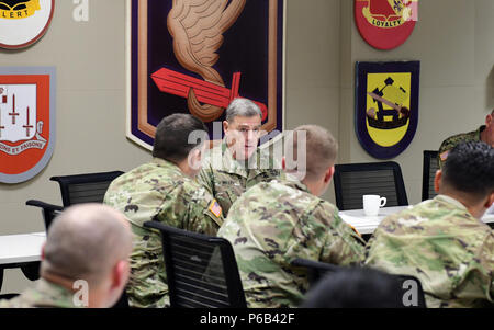 Il generale Mark Milley, 39° Capo di Stato maggiore dell'Esercito degli Stati Uniti, visita la sede della 173a Brigata aviotrasportata a Caserma del DIN a Vicenza, Italia, 27 ottobre 2016. La 173rd Airborne Brigade, una forza di risposta alle emergenze dell'Esercito degli Stati Uniti in Europa, è in grado di proiettare forze pronte entro 18 ore verso le aree di responsabilità degli Stati Uniti, dell'Europa, dell'Africa o dei comandi centrali. La visita includeva discussioni sull'addestramento, la preparazione operativa, le operazioni aviotrasportate e la preparazione dei soldati. Foto Stock