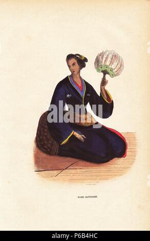 Donna Giapponese in kimono e OBI, tenendo una ventola di piume. Handcolored xilografia dopo una illustrazione da H. Hendrickx da Auguste Wahlen "oeurs, consuetudini et costumi de tous les peuples du Monde", Librairie Historique-Artistique, Bruxelles, 1845. Wahlen era lo pseudonimo di Jean-Francois-Nicolas Loumyer (1801-1875), scrittore, archivista e con il Dipartimento di araldica del Belgio. Foto Stock