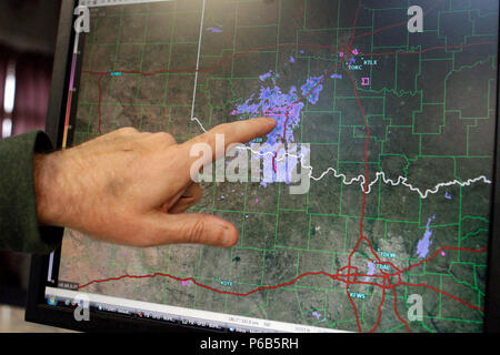 James Adams, un meteorologo a Fort cantonale, Okla., punti all'area di responsabilità il suo dipartimento ha per le previsioni meteorologiche. La previsione è criticamente importante al post nel sud-ovest di Oklahoma dove le tempeste possono divenire molto grave rapidamente. (Esercito foto di Cindy mcintyre) Foto Stock