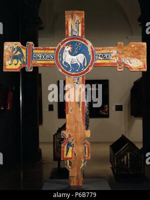 A Escunhau Cristo. In legno policromo carving. Romanico. Il XIII secolo. La retromarcia con agnello di Dio. La Catalogna. Spagna. Foto Stock