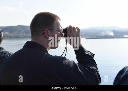 180621-N-EA818-0101 MARSEILLE, Francia (21 giugno 2018) Il tenente j.g. Scott Bauman controlla la distanza al molo dal ponte di volo a bordo del Nimitz-Class portaerei USS Harry Truman (CVN 75). Harry Truman è attualmente implementata come parte di una costante rotazione delle forze degli Stati Uniti sostenere le operazioni di sicurezza marittima nelle acque internazionali in tutto il mondo. (U.S. Foto di Marina di Massa lo specialista di comunicazione 2a classe Thomas Gooley/rilasciato) Foto Stock