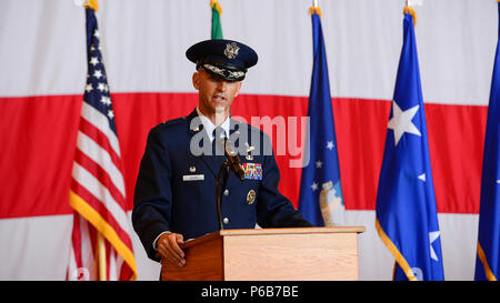 Brig. Gen. Daniel Lasica, 31 Fighter Wing Commander, parla durante un cambio del comando cerimonia presso la base aerea di Aviano, Italia, 21 giugno 2018. Lasica comanda il solo assegnato in modo permanente U.S. Air Force fighter aircraft ala della NATO a sud della regione e circa 4.200 active-dovere militari, quasi 300 civili degli Stati Uniti e 600 civili italiani dipendenti. (U.S. Air Force foto di Airman 1. Classe Ryan Brooks) Foto Stock