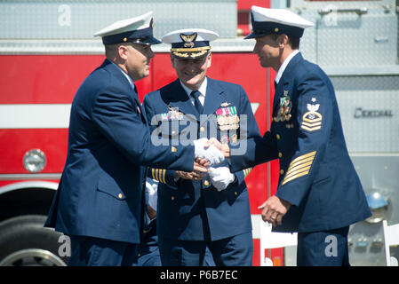 Senior Chief Petty Officer Geremia M. Lupo assume il comando della Stazione della Guardia Costiera Bodega Bay da Senior Chief Petty Officer Scott E. Slade durante un cambiamento di cerimonia di comando, Giugno 21, 2018 in Bodega Bay, California. Stazione Bodega Bay è una delle 20 stazioni di surf nella Guardia Costiera e ha un'area di responsabilità che si estende dalla Sonoma County line a Gualala fiume a sud di Point Reyes. (U.S. Coast Guard foto di Sottufficiali di 2a classe di Cory J. Mendenhall/rilasciato) Foto Stock