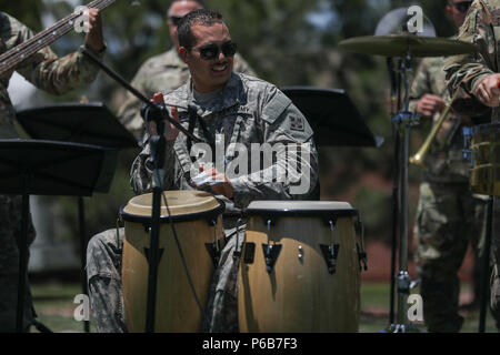 Sgt. Aaron sambuco, percussionista con la quarta divisione di fanteria Band suona il bongos durante la rumba Latina la prima esecuzione a Fort Carson, Colorado, 21 giugno 2018. I membri della divisione di banda che suona in una varietà di gruppi di prestazioni che vanno dal rock classico alla musica classica. Per catturare la prossima Mostra e altri spettacoli, seguire la quarta Inf. Div. Band su Facebook @4IDBand. (U.S. Esercito foto di Sgt. Asa Bingham) Foto Stock