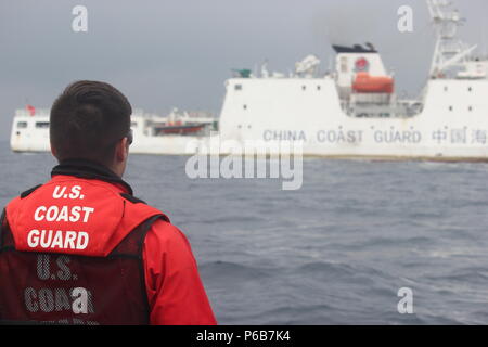 Un membro di equipaggio del USCGC Alex Haley (WMEC 39) si erge lookout durante un trasferimento di custodia di detenuti peschereccio da eseguire con la Repubblica popolare di Cina Coast Guard nel Mare del Giappone, 21 giugno 2018. L'Alex Haley e PRC Coast Guard equipaggi trattenuti la corsa da sospetta illegali di alto mare pesca con reti da posta derivanti. Stati Uniti La guardia costiera della foto. Foto Stock