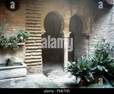 Spagna. Granada. L'Alhambra. Bagni arabi. Il XIV secolo. Cortile d'ingresso. Foto Stock