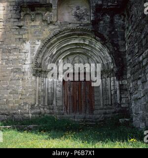 ARTE romanico. ESPAÑA. La Iglesia de Nuestra Señora de BALDOS. Puerta principal. Siglo XIII. Destaca el tímpano esculpido con la figura de Cristo en Majestad dentro del iris almendrado, sentado sobre onu círculo del universo. MONTAÑANA. Provincia de Huesca. Aragón. Foto Stock