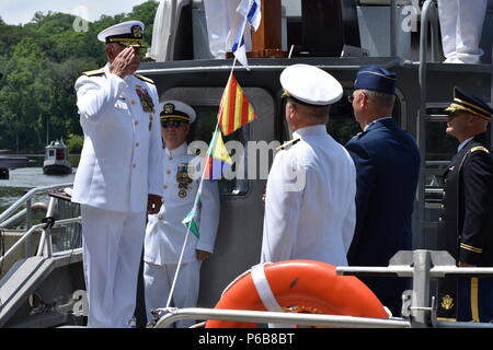 N.Y. Milizia navale Capt. Timothy Zakriski saluta il Mag. Gen. Anthony tedesco, il supplementare generale del N.Y. La Guardia nazionale, durante il N.Y. Milizia navale Modifica del comando cerimonia su Schodack Island State Park, N.Y., 22 giugno 2018. Zakriski stava prendendo il comando del N.Y. Milizia navale. (New York Army National Guard foto di Spc. Andrew Valenza) Foto Stock