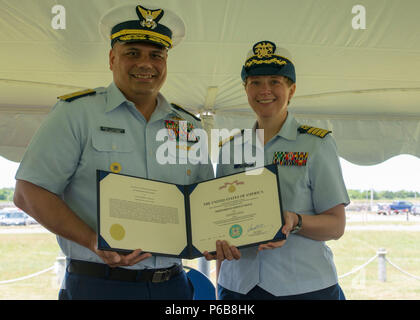 Capitano Kristen S. Sareault, USPHS, si ritira dal servizio attivo alla stazione USCG Canale di Cape Cod, messa. il 22 giugno 2018. Foto Stock