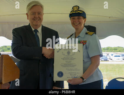 Capitano Kristen S. Sareault, USPHS, si ritira dal servizio attivo alla stazione USCG Canale di Cape Cod, messa. il 22 giugno 2018. Foto Stock