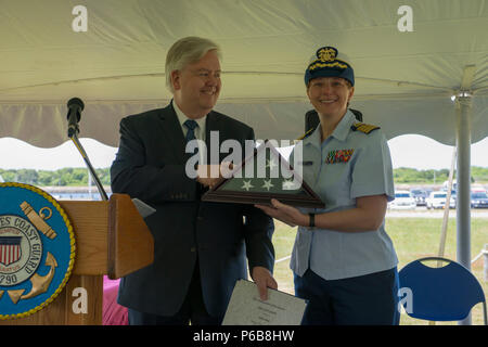 Capitano Kristen S. Sareault, USPHS, si ritira dal servizio attivo alla stazione USCG Canale di Cape Cod, messa. il 22 giugno 2018. Foto Stock