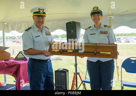 Capitano Kristen S. Sareault, USPHS, si ritira dal servizio attivo alla stazione USCG Canale di Cape Cod, messa. il 22 giugno 2018. Foto Stock