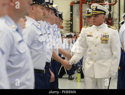 Il cap. Mark Morin, comandante per la guardia costiera Stazione aria Kodiak, ispeziona la stazione di aria del personale una volta finale prima di trasferire il comando al cap. Bryan Dailey durante un cambio del comando cerimonia alla stazione aria Kodiak, Alaska, 22 giugno 2018. Una modifica del comando cerimonia è una tradizione militare che rappresenta il formale trasferimento di poteri e di responsabilità da un funzionario di un altro. Stati Uniti Coast Guard foto di Sottufficiali di prima classe Charly Hengen. Foto Stock