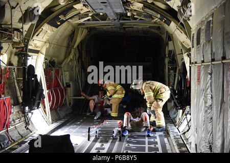 Un Keesler vigili del fuoco recuperare "vittime" dall'interno di un C-130J Super Hercules durante un incidente rilevante esercizio di risposta a Keesler Air Force Base, Mississippi, 21 giugno 2018. Lo scenario dell'esercitazione simulata una C-130J Super Hercules in volo di emergency causando un incidente aereo che ha provocato un incidente di massa risposta evento. Questo esercizio testato la base della capacità di reagire in una situazione di crisi. (U.S. Air Force foto di Kemberly Groue) Foto Stock