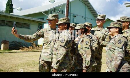 HONOLULU, Hawaii (21 giugno 2018) -- l'esercito Chirurgo generale e U.S. Army Medical Command (MEDCOM) comandante generale, Lt. Gen. Nadja West ha un selfie con junior arruolato soldati e sottufficiali di Activity-Hawaii dentale su national selfie giorno. Durante la sua visita, ha girato anche la clinica e ha parlato con leader di medicina dell'esercito l'impegno a fornire al sicuro e ad alta affidabilità la cura per i pazienti e di concentrarsi sul garantire disponibilità medica a sostegno dell'warfighter. (Photo credit: Sgt. Vonyda Ayala, Salute Dentale Command-Pacific) Foto Stock