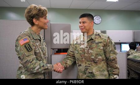 HONOLULU, Hawaii (21 giugno 2018) -- l'esercito Chirurgo generale e U.S. Army Medical Command (MEDCOM) comandante generale, Lt. Gen. Nadja West, presenta una moneta a Sgt. Michael Witham, Salute Dentale Command-Pacific (DHC-P) soldato durante una visita al DHC-P sede. Foto Stock