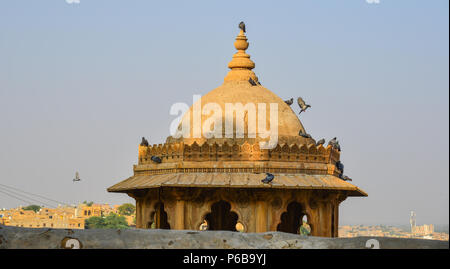 Antico edificio in Jaisalmer, India. Jaisalmer è un ex medievale centro commerciale e un Stato principesco nel Rajasthan. Foto Stock