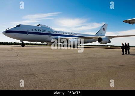 Lt. Gen. Kenneth Wilsbach, xi Air Force commander, Col. David Mineau, 354Fighter Wing Commander, e Chief Master Sgt. Gene Kapuchuck, interim 354FW il comando Capo Comandante Sergente, standby per salutare il Segretario della Difesa James N. Mattis all'arrivo Giugno 24, 2018 a Eielson Air Force Base in Alaska. Mattis ha iniziato il suo settimo viaggio all'Indo-Pacifico regione in Alaska. Egli si recherà in Cina, Corea del Sud e Giappone. (U.S. Air Force foto di Tech. Sgt. Jerilyn Quintanilla) Foto Stock