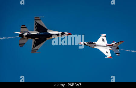 Lo United States Air Force Air Demonstration Squadron Thunderbirds è il team ufficiale di dimostrazione acrobatica della United States Air Force, istituito nel 1953 per rappresentare la potenza aerea e supportare il reclutamento. Il record fotografico d'archivio documenta l'esecuzione di manovre aeree coordinate allo Utah Air Show di Ogden, Utah, il 22 giugno 2018. Foto Stock