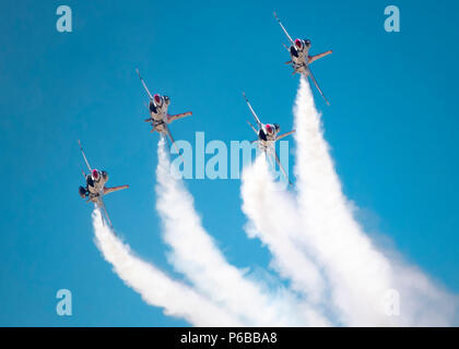 Lo United States Air Force Air Demonstration Squadron Thunderbirds è il team ufficiale di dimostrazione acrobatica della United States Air Force, istituito nel 1953 per rappresentare la potenza aerea e supportare il reclutamento. Il record fotografico d'archivio documenta l'esecuzione di manovre aeree coordinate allo Utah Air Show di Ogden, Utah, il 22 giugno 2018. Foto Stock