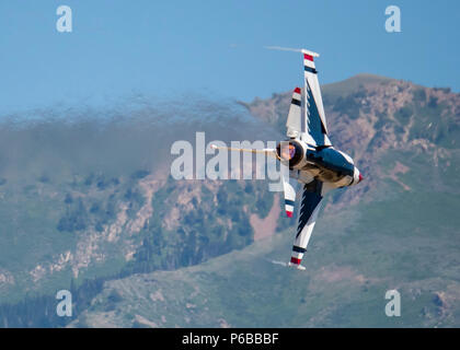 Lo United States Air Force Air Demonstration Squadron Thunderbirds è il team ufficiale di dimostrazione acrobatica della United States Air Force, istituito nel 1953 per rappresentare la potenza aerea e supportare il reclutamento. Il record fotografico d'archivio documenta l'esecuzione di manovre aeree coordinate allo Utah Air Show di Ogden, Utah, il 22 giugno 2018. Foto Stock