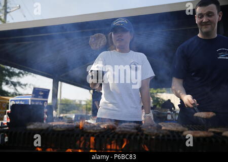 NEWPORT NEWS, Va. (26 maggio 2016) -- velisti assegnati alle unità Pre-Commissioning Gerald Ford (CVN 78) cuocere hamburger per i loro shipmates all'estate expo di sicurezza. L'expo coincide con la Marina Centro Sicurezza di 101 giorni critici della campagna estiva, si solleva la consapevolezza di possibili off-dovere disavventure durante i mesi estivi. (U.S. Foto di Marina di Massa Specialista comunicazione marinaio apprendista Connor Loessin/rilasciato) Foto Stock