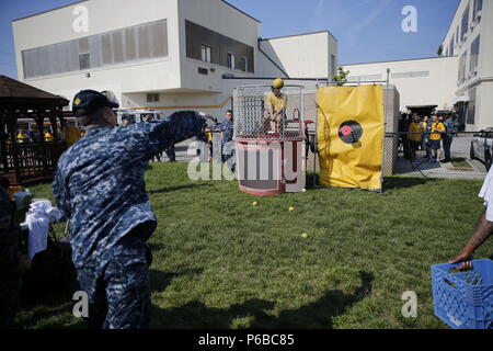 NEWPORT NEWS, Va. (26 maggio 2016) -- velisti assegnati alle unità Pre-Commissioning Gerald Ford (CVN 78) partecipano a un serbatoio di dunk game durante l'estate expo di sicurezza. L'expo coincide con la Marina Centro Sicurezza di 101 giorni critici della campagna estiva, si solleva la consapevolezza di possibili off-dovere disavventure durante i mesi estivi. (U.S. Foto di Marina di Massa Specialista comunicazione marinaio apprendista Connor Loessin/rilasciato) Foto Stock