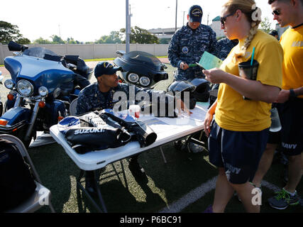 NEWPORT NEWS, Va. (26 maggio 2016) -- velisti assegnati alle unità Pre-Commissioning Gerald Ford (CVN 78) Scoprite la sicurezza del motociclo durante la Ford sicurezza Estate Expo presso Huntington Hall. L'expo ha coinciso con la Marina Centro Sicurezza di 101 giorni critici della campagna estiva, che accresce la consapevolezza dei possibili off-dovere disavventure durante i mesi estivi. (U.S. Foto di Marina di Massa Specialista comunicazione marinaio apprendista Gitte Schirrmacher/rilasciato) Foto Stock