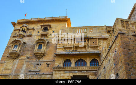 Antico edificio in Jaisalmer, India. Jaisalmer è un ex medievale centro commerciale e un Stato principesco nel Rajasthan. Foto Stock