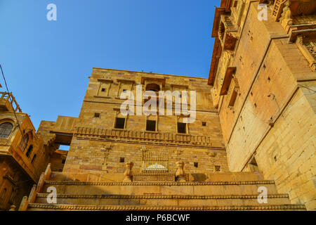 Antico edificio in Jaisalmer, India. Jaisalmer è un ex medievale centro commerciale e un Stato principesco nel Rajasthan. Foto Stock