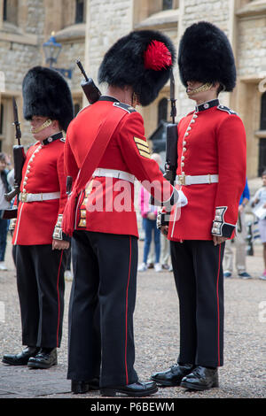 London, Regno Unito - 7 Giugno 2017: Il Queens guardia su parade presso la Torre di Londra, nel tradizionale rosso e nero uniforme con bearskin hats. Foto Stock
