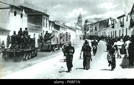 Guerra civile española (1936-1939). Zona nacional. Tropas nacionales entrando nello en Morón de la Frontera (Sevilla). Foto Stock